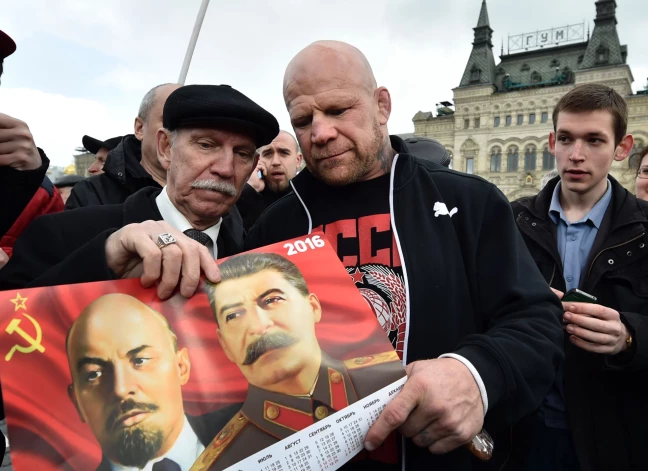 Putina piekritējs, Krievijas pilsonību saņēmušais cīkstonis, bijušais amerikānis Džefs Monsons (pa labi) kopā ar saviem elkiem.