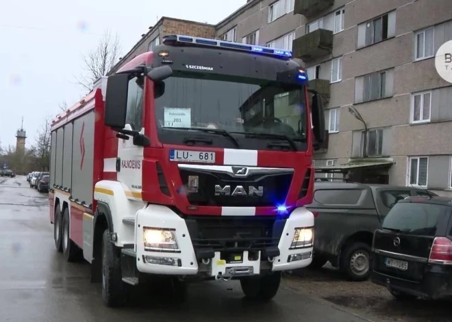 При пожаре в многоквартирном доме в Калнциемсе мужчина пытался убежать, но потерял сознание в коридоре