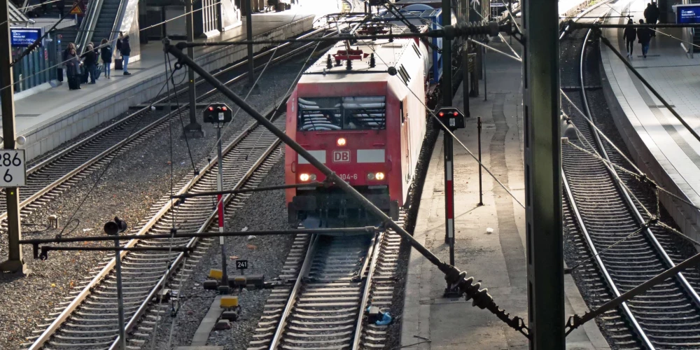 Vācijas vilciena mašīnists pametis atkabinājušos vagonus ar pasažieriem