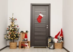 Как украсить входную дверь в рождественском стиле