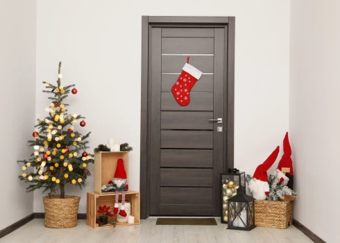 Как украсить входную дверь в рождественском стиле