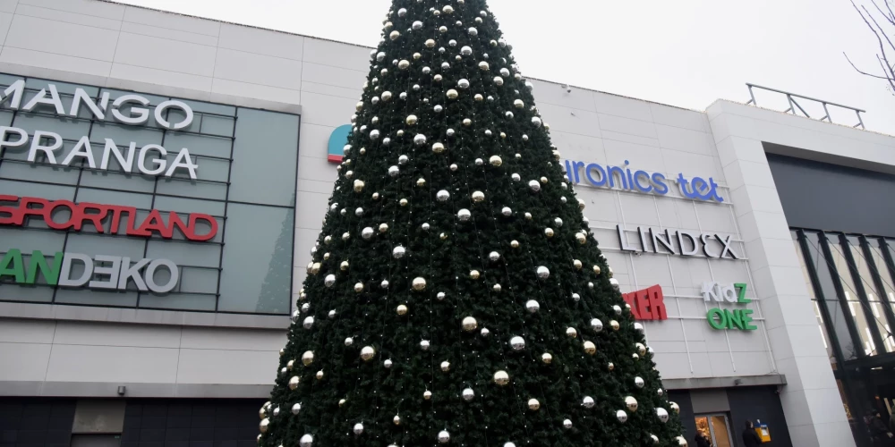 Mainīts darba laiks: kā Ziemassvētkos un gadumijā strādā lielie tirdzniecības centri Rīgā