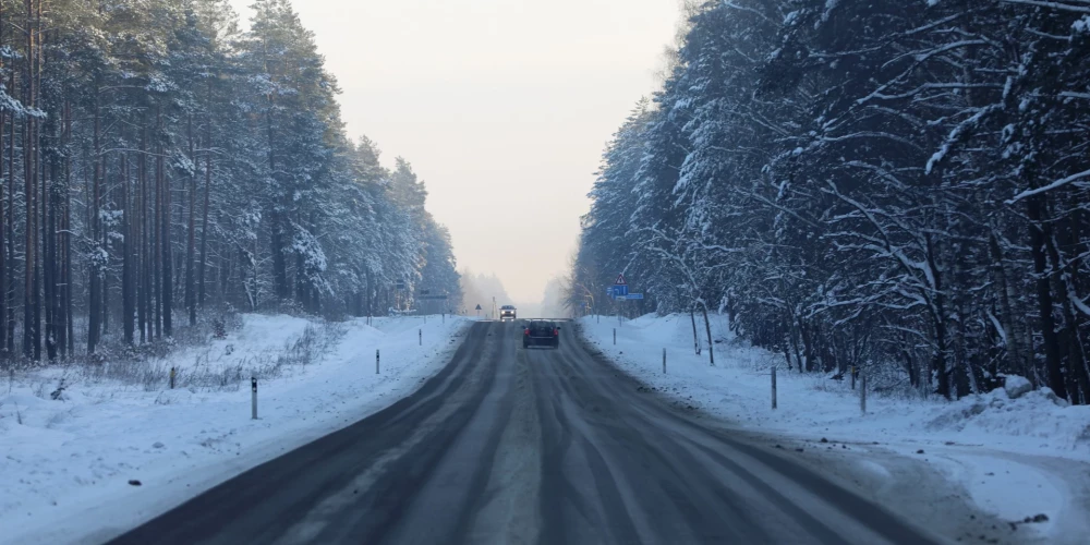 Sniegs un ledus apgrūtina braukšanu visā Latvijā; arī dienā reizēm snigs