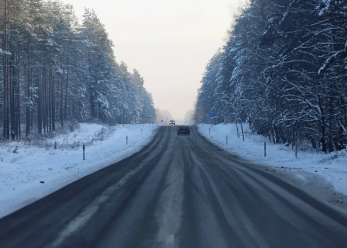Sniegs un ledus apgrūtina braukšanu visā Latvijā; arī dienā reizēm snigs