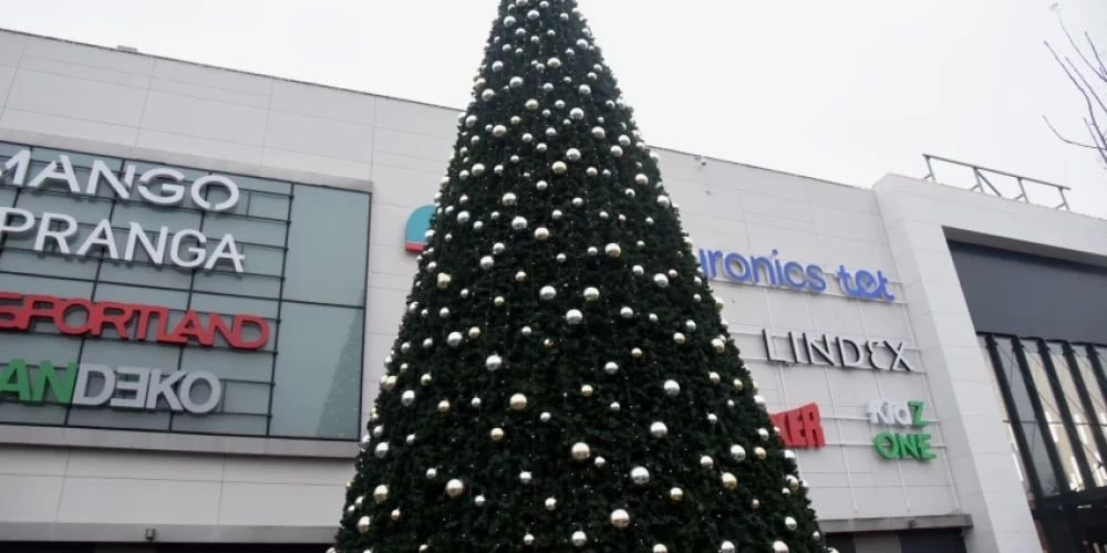 Собираясь на шопинг, уточните время: как работают крупные торговые центры Риги на Рождество и Новый год