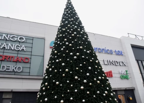Собираясь на шопинг, уточните время: как работают крупные торговые центры Риги на Рождество и Новый год