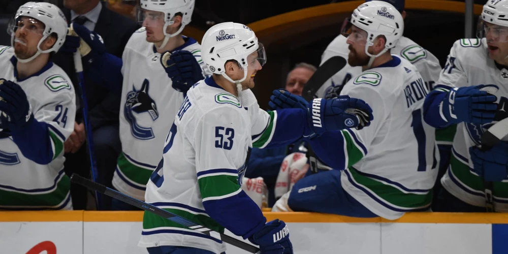 Bļugeram divas rezultatīvas piespēles "Canucks" uzvarā NHL spēlē