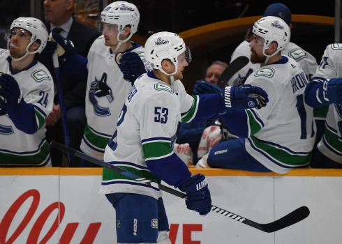 Bļugeram divas rezultatīvas piespēles "Canucks" uzvarā NHL spēlē