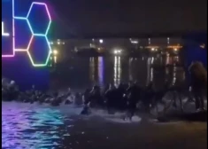 Десятки людей оказались в воде.