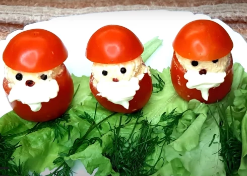 Быстрый рецепт для новогоднего меню - фаршированные помидоры "Дед Мороз"