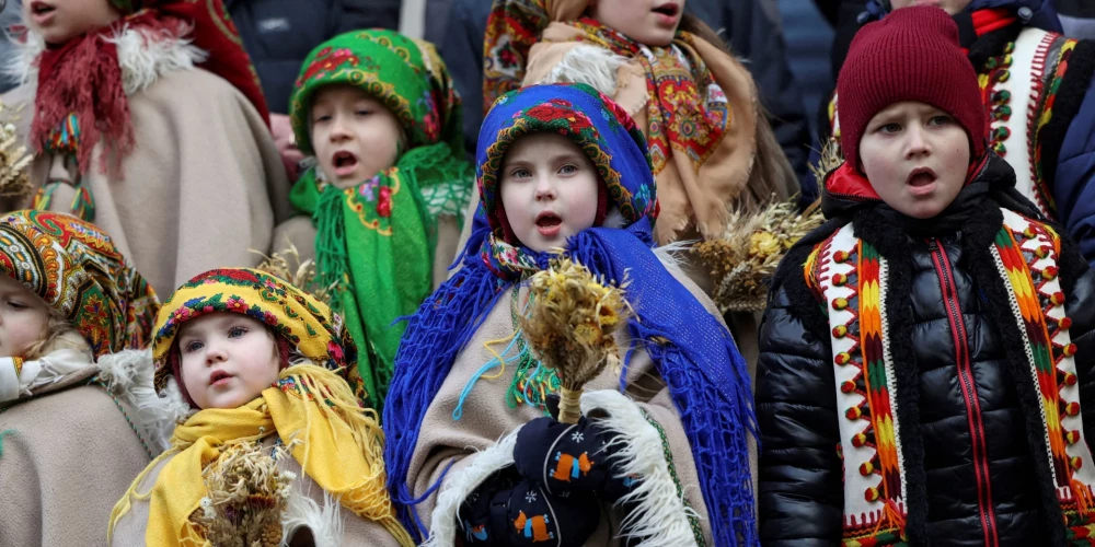 Bērni Ļvivā piedalās Ziemassvētku svinībās (foto: Scanpix / Reuters)