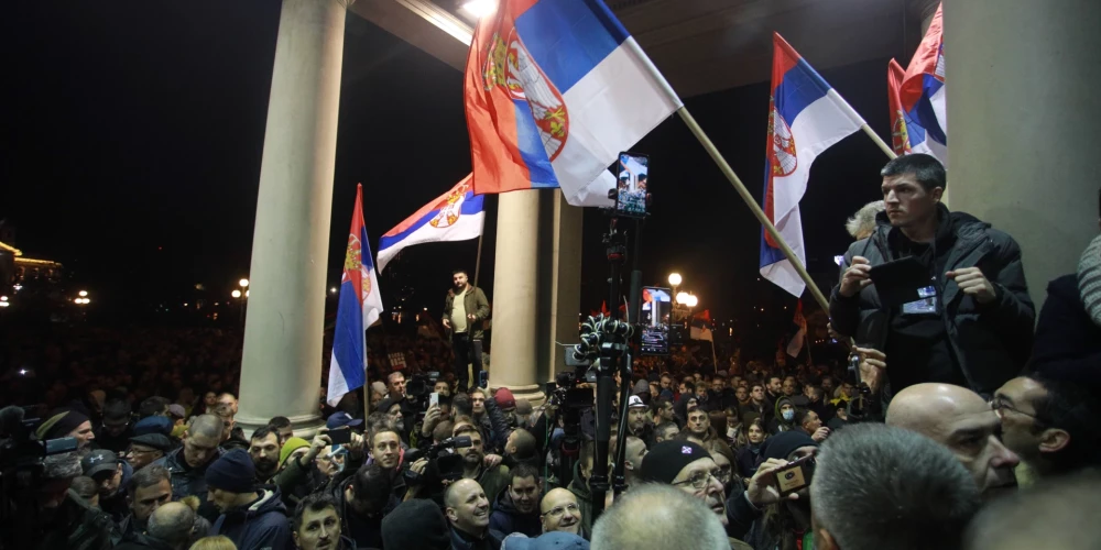 Protestētāji laužas Belgradas domē (foto: Scanpix / Miskov / Bbetaphoto / Sipa)