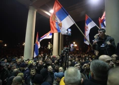 Kremļa sabiedrotā Vučiča krēsls šūpojas: protestējot pret vēlēšanu rezultātu viltošanu, pūlis mēģina ielauzties Belgradas domē