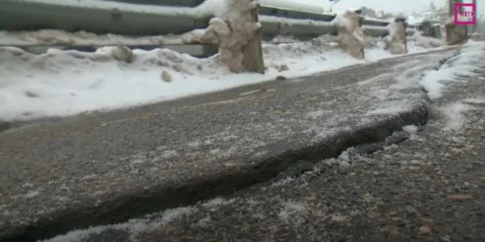 Совсем недавно проводилась очередная инспекция моста, которая показала, что этот тротуар годится для повседневной нагрузки. 