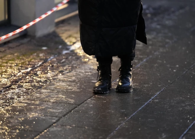 Naktī uz otrdienu gaidāmi nokrišņi; ceļi varētu apledot