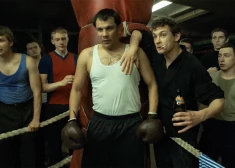 Сергей Базанов (в центре) в сериале "Слово пацана"