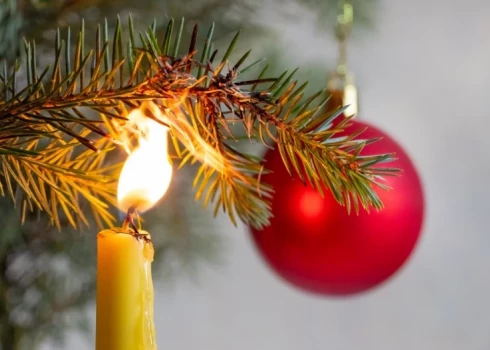 Ziemassvētkos ugunsgrēkos Latvijā cietuši pieci cilvēki