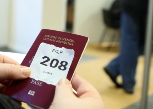 Каким жителям Латвии обязательно нужны паспорта?