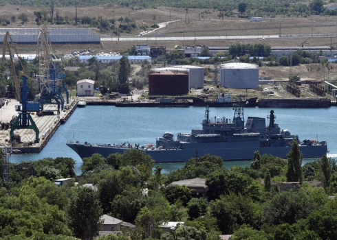 VIDEO: ukraiņi Krimā veikuši triecienu Feodosijas ostai, iznīcināts desantkuģis