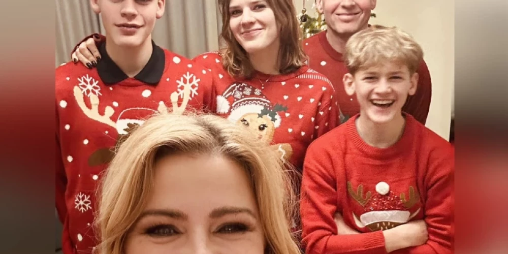 Evikas Siliņas Ziemassvētku foto ar ģimeni un sveiciens Ziemassvētkos izraisa milzu popularitāti