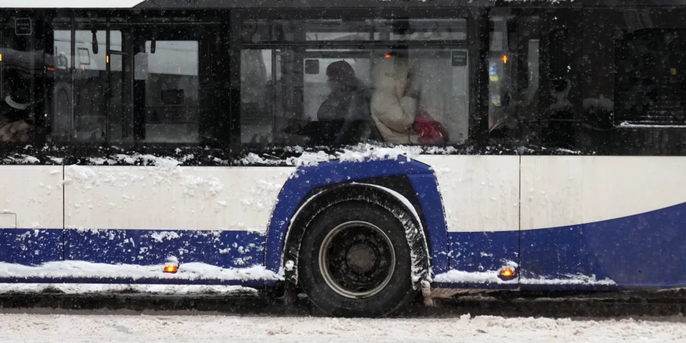Rīgā ieviestas izmaiņas vairākos sabiedriskā autobusa maršrutos un to kustības sarakstos
