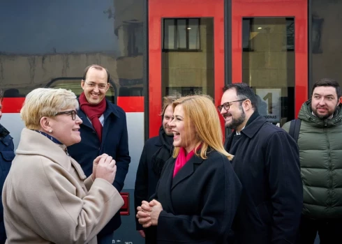 ФОТО: Эвика Силиня со свитой в веселом настроении встречает на вокзале премьера Литвы и новый поезд