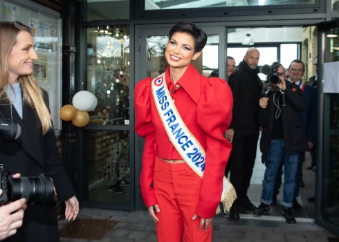 Šī ir pirmā reize 103 gadu ilgajā skaistumkonkursa vēsturē, kad tajā uzvarējusi skaistule ar puiciski īsiem matiem, - 20 gadu vecā Eva Žila no Ziemeļfrancijas.