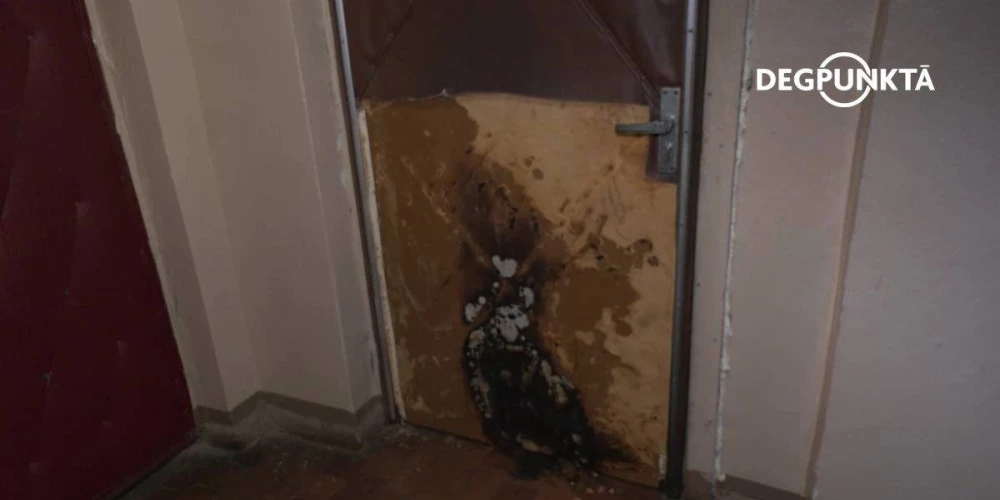 "Веселые" будни Пурвциемса - собутыльники подожгли дверь квартиры друзей после конфликта