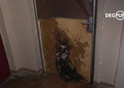"Веселые" будни Пурвциемса - собутыльники подожгли дверь квартиры друзей после конфликта