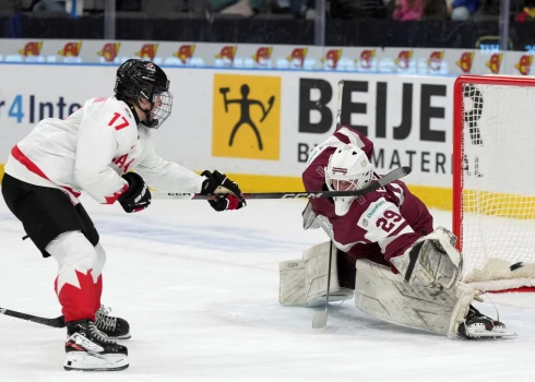 Atkal sausā... Latvijas U-20 hokejisti pasaules junioru čempionātā graujoši zaudē Kanādai
