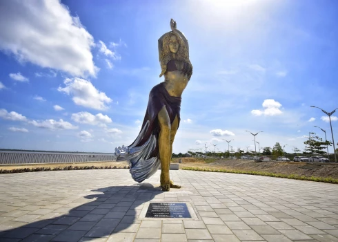 Шакире поставили памятник в родном городе