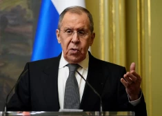 Lavrovs noguris no dolāra un priecājas par sankcijām
