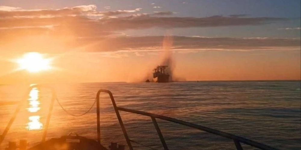 Melnajā jūrā uz krievu mīnas uzskrējis kravas kuģis ar Panamas karogu
