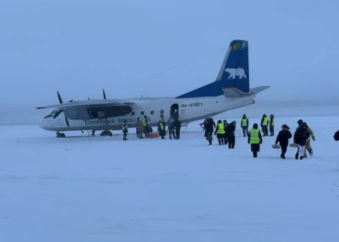 VIDEO: tas tik ir ledus — pasažieru lidmašīna nosēžas uz aizsalušas upes!