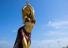 Kolumbijā atklāta dziedātājas Šakiras statuja, ko daudzi nodēvējuši par "pārāk pievilcīgu"