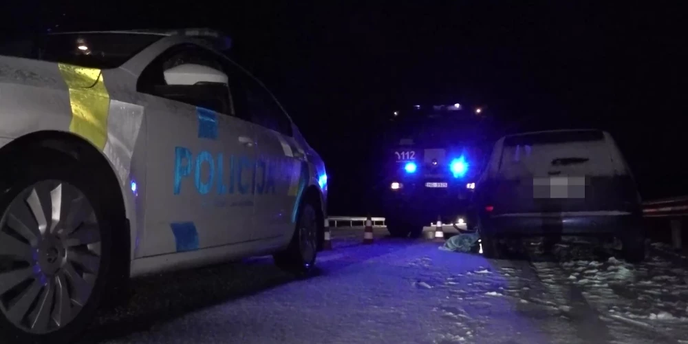 Трагическое ДТП на трассе в Латвии: водитель легковушки погиб, а из грузовика вытекло около 90 л топлива