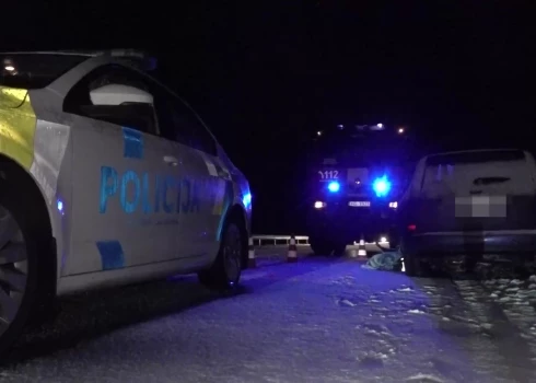 Трагическое ДТП на трассе в Латвии: водитель легковушки погиб, а из грузовика вытекло около 90 л топлива