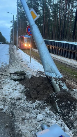 Daugavpilī smagā fūre ar savu platformu aizķerot apgaismes stabu paralizēja tramvaju kustību.