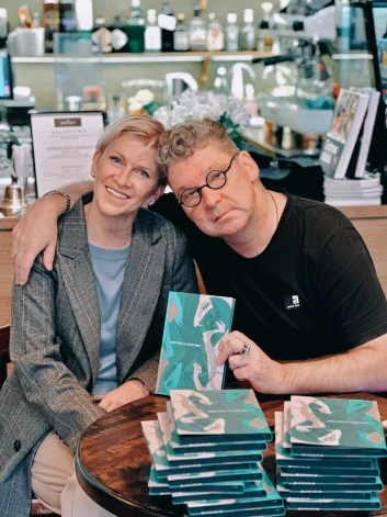 Vienā no plānotāja līdzautorēm, žurnāliste Una Ulme un vāka autors, mākslinieks Aivars Vilipsons.