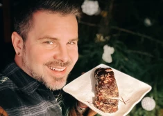 Интарс Бусулис с шоколадкой колбаской.