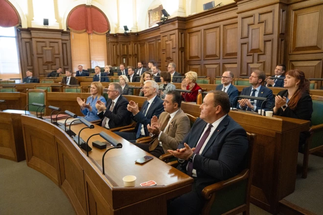 Dalot valsts naudu, deputāti un ministri nav aizmirsti.