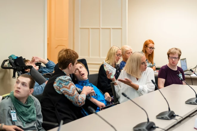 Šogad mūžīgo bērnu vecāki ieradās Saeimas Sociālo un darba lietu komisijas sēdē, lai deputāti kaut nedaudz redzētu viņu problēmas.