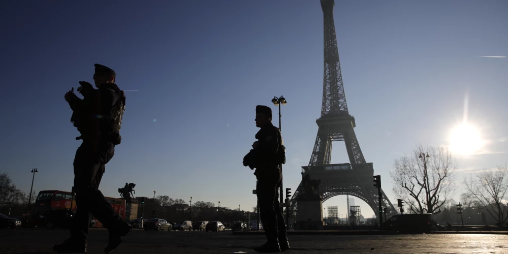Arī Francijā gatavojas Jaungada nakts nekārtībām; mobilizē milzīgu skaitu policistu