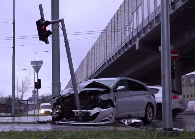 "Ļoti slikti uzbūvēts," Austrumu maģistrāle tikai nesen atklāta, bet tur jau bijušas vairākas avārijas