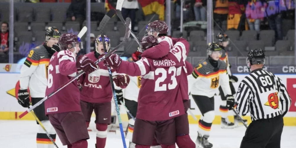 Latvijas U-20 hokejisti izcīna pirmo uzvaru pār Vāciju un saglabā cerību iekļūt ceturtdaļfinālā
