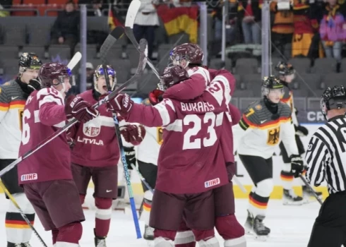 Latvijas U-20 hokejisti izcīna pirmo uzvaru pār Vāciju un saglabā cerību iekļūt ceturtdaļfinālā
