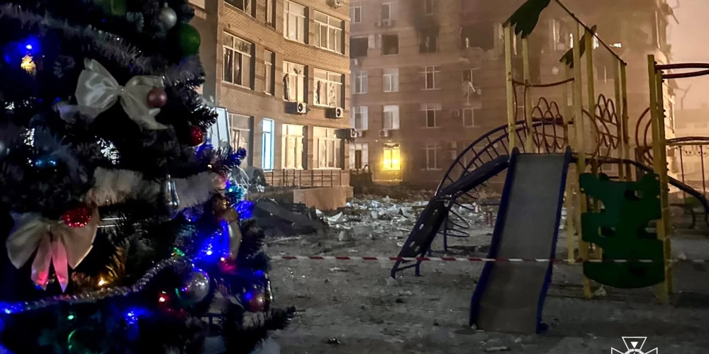 "Внутри бед и разрушений прорезается свет надежды и воли": возле разрушенной ракетой многоэтажки в Одессе зажгли новогоднюю елку