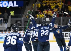 Somijas U-20 hokejisti sagādā zviedriem pirmo zaudējumu; ASV sagrauj slovākus