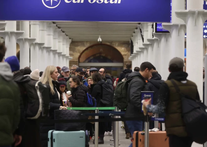 Atjaunota "Eurostar" vilcienu satiksme, kas ietekmēja vairāk nekā 30 000 cilvēku ceļojumu plānus