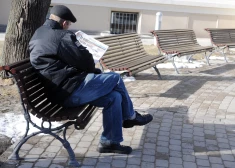 Vīrietis lasa avīzi.